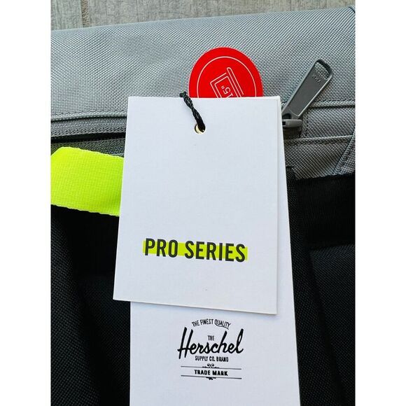 HERSCHEL Retreat Backpack Pro NEW Travel Carry On 22L Gray Black main image 9